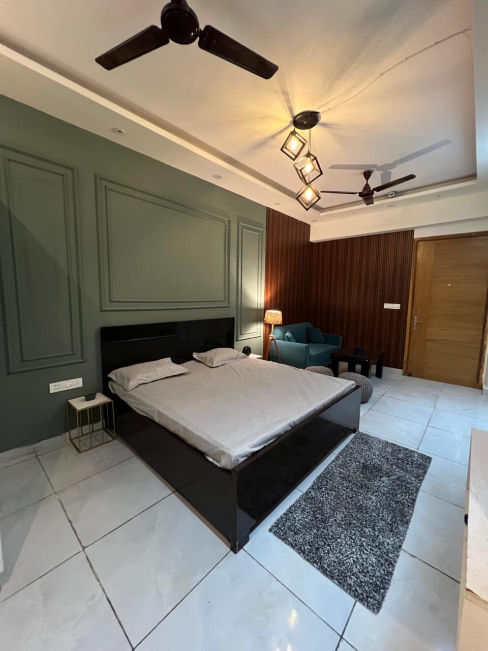 Photo of the whole room, Bedroom, wardrobe