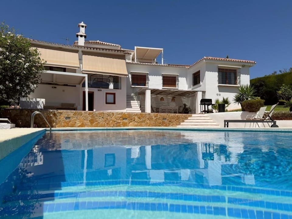 Property building, Day, Pool view, Swimming pool, sunbed