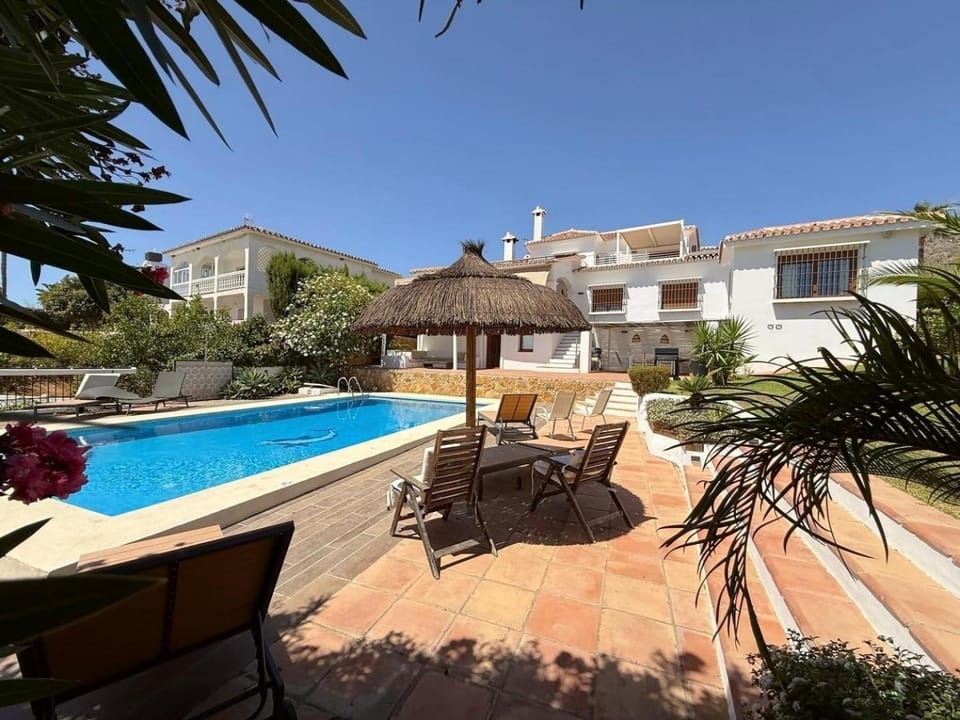 Property building, Day, Garden, Garden view, Pool view, Swimming pool, sunbed