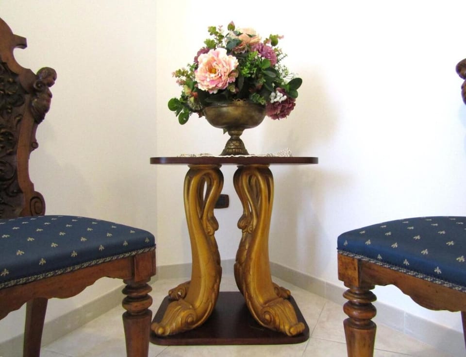 Living room, Decorative detail, Seating area