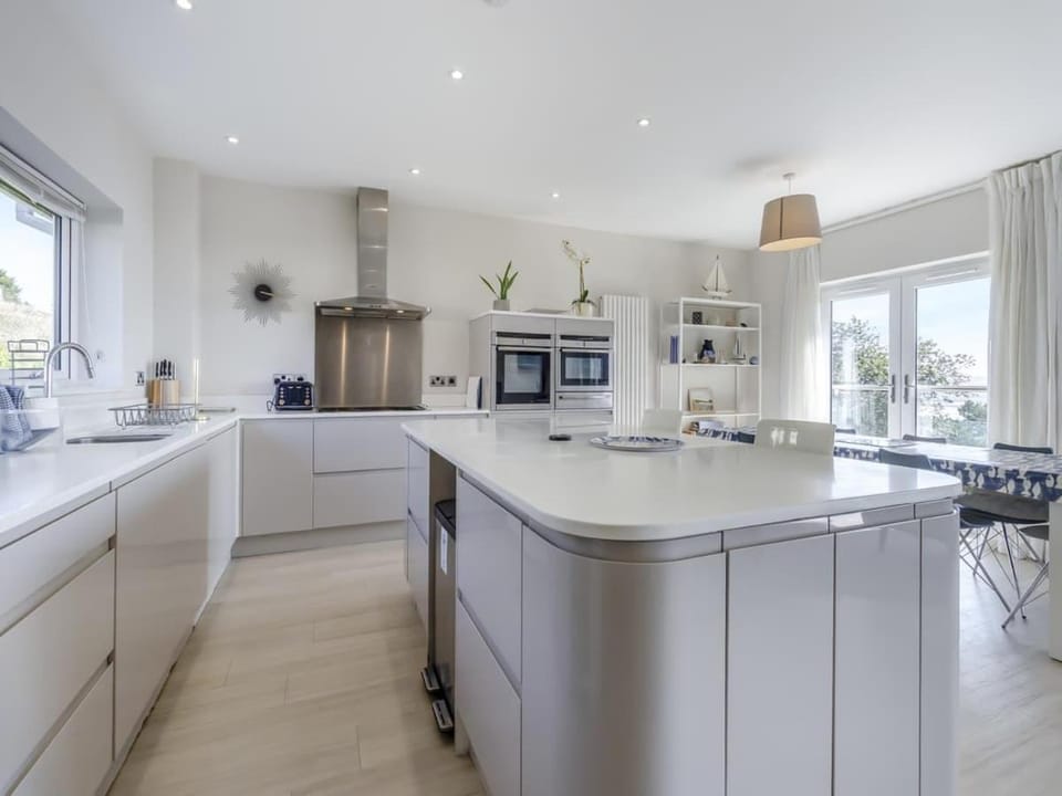 Luxury by the Sea! - 4 Double En-Suite Bedrooms House in Aberdyfi