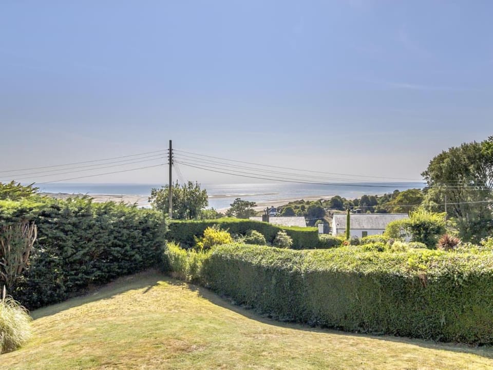 Luxury by the Sea! - 4 Double En-Suite Bedrooms House in Aberdyfi