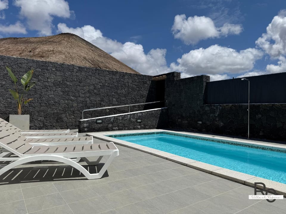 Day, Pool view, Swimming pool, sunbed