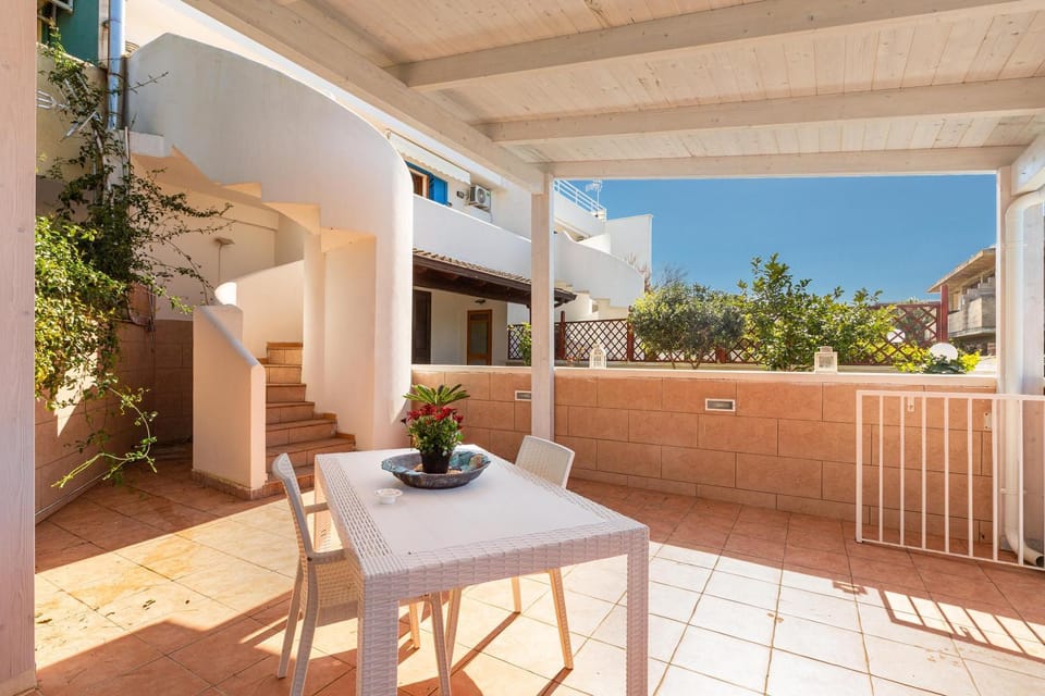 Property building, Patio, Balcony/Terrace