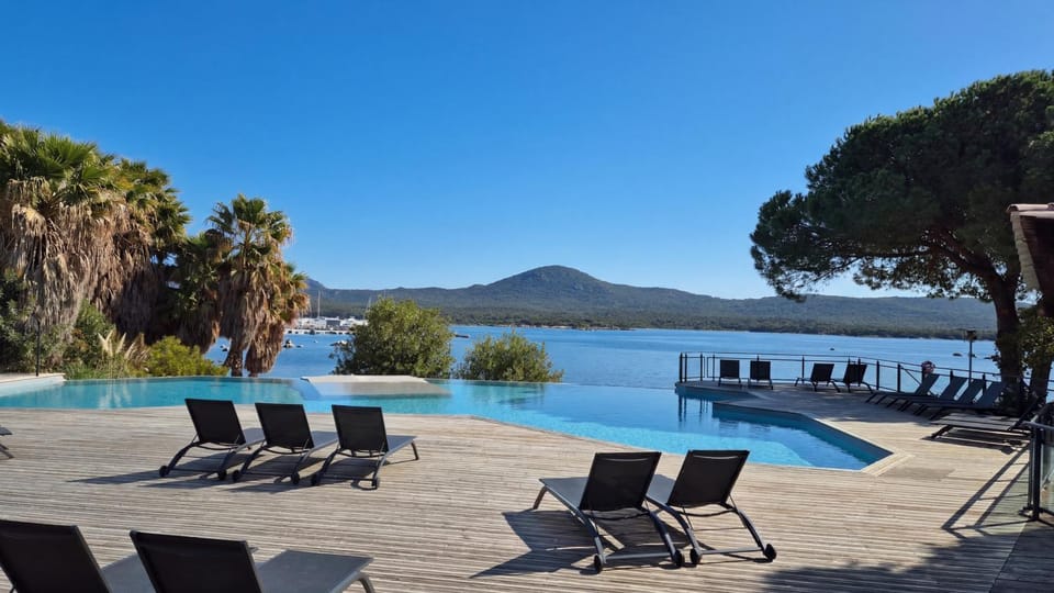 Day, Natural landscape, Swimming pool, sunbed