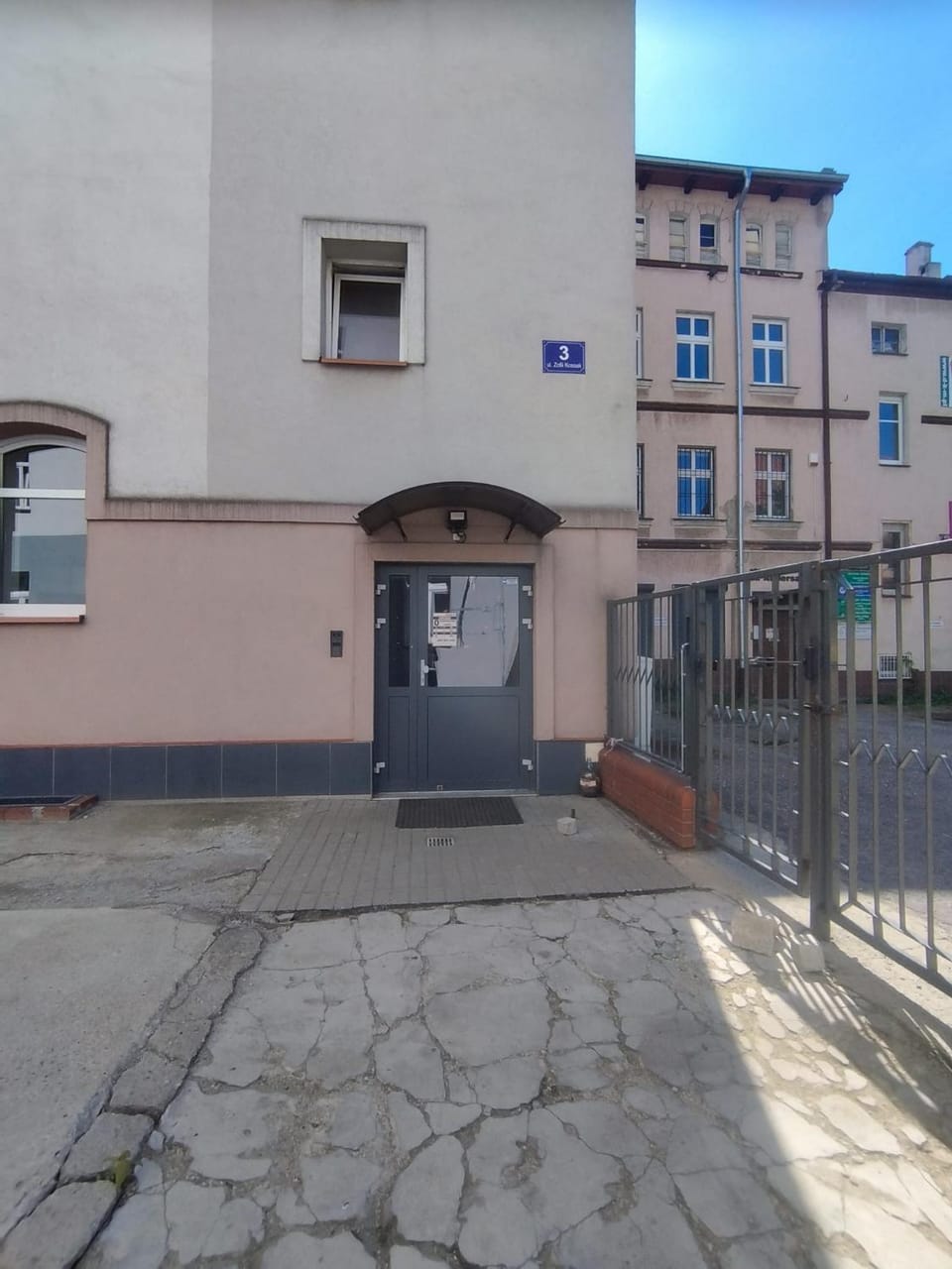 Facade/entrance