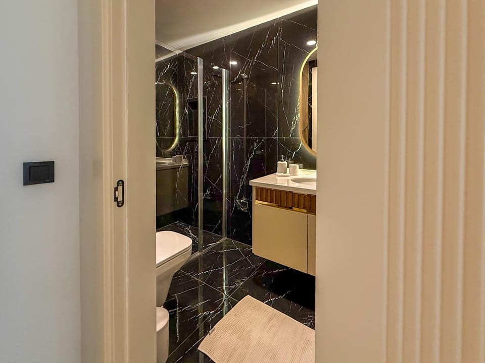 Shower, Toilet, towels