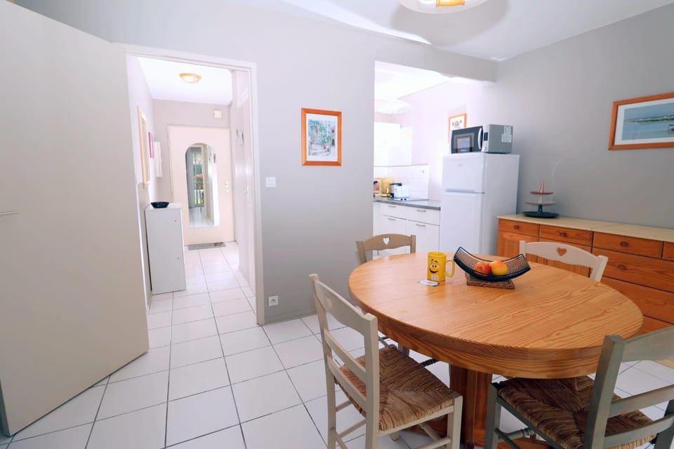 Kitchen or kitchenette, Dining area, stove