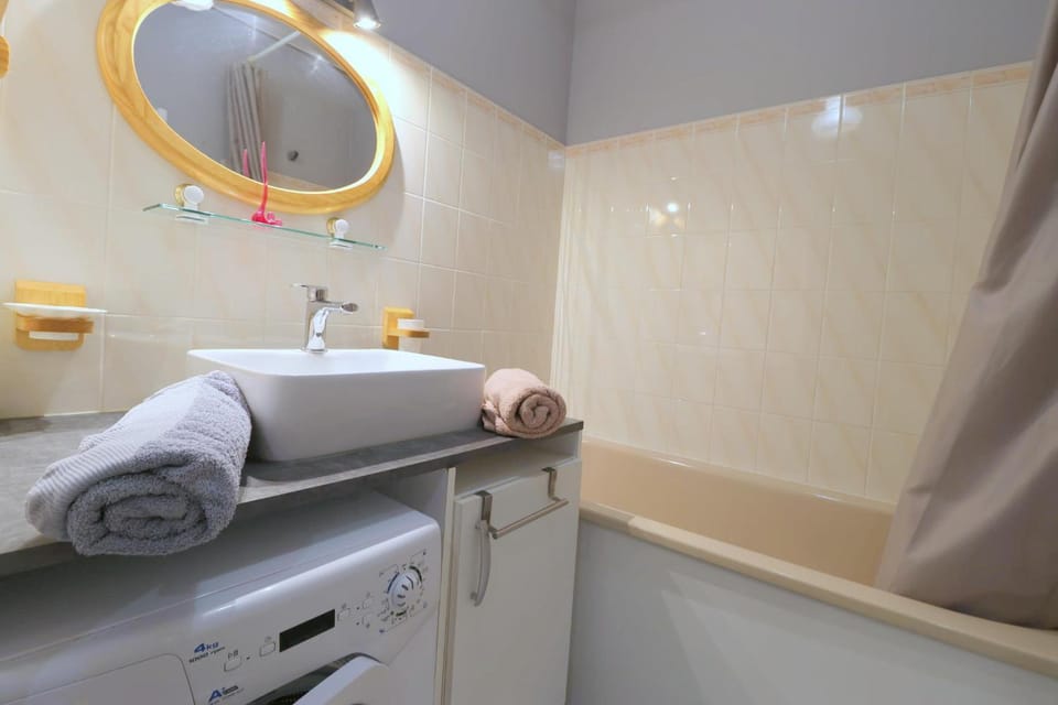 Bathroom, Bath, washing machine