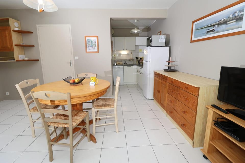 TV and multimedia, Kitchen or kitchenette, Dining area, stove