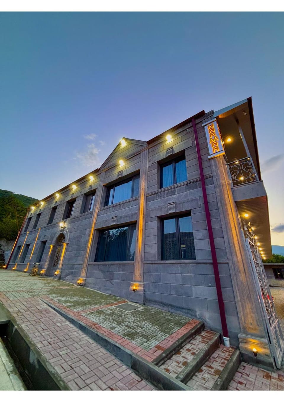 Facade/entrance