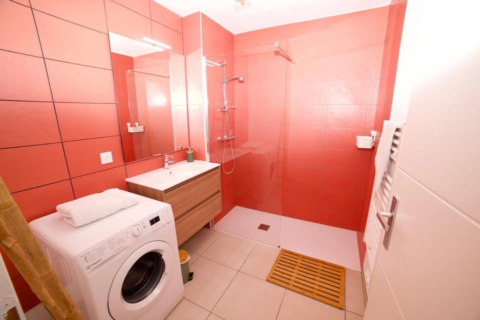 Shower, Bathroom, towels, washing machine