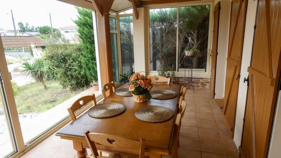 Patio, Dining area, Garden view