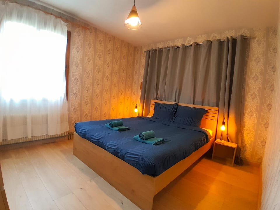 Bed, Bedroom, towels