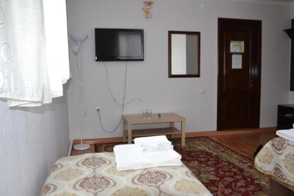 Bed, TV and multimedia, towels