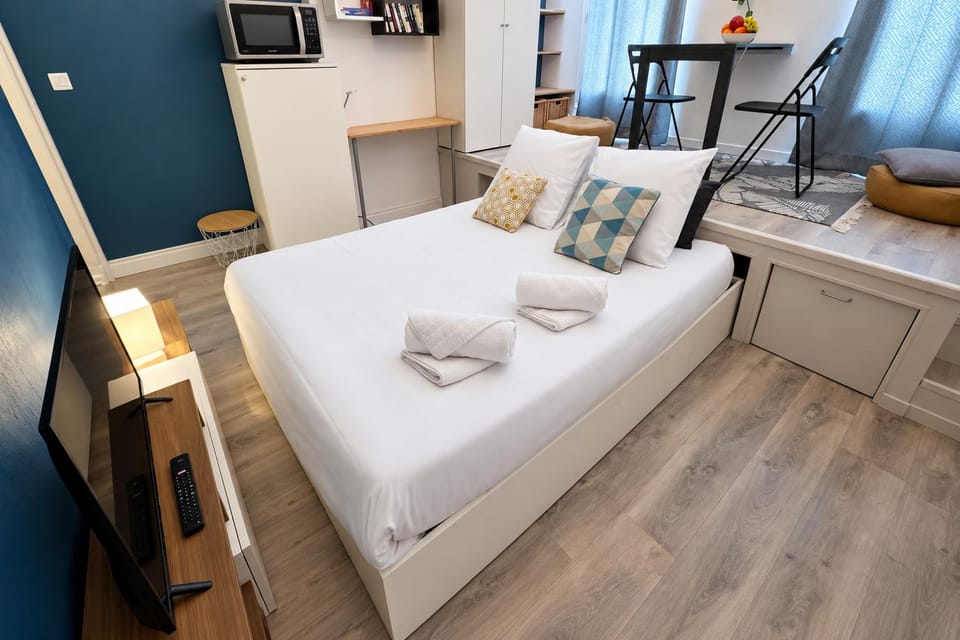 Bed, TV and multimedia, Photo of the whole room, Bedroom, towels