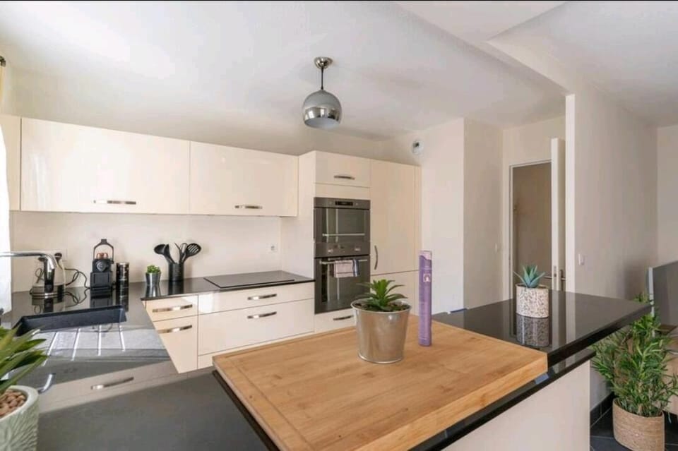 Kitchen or kitchenette, Dining area, dishwasher, stove