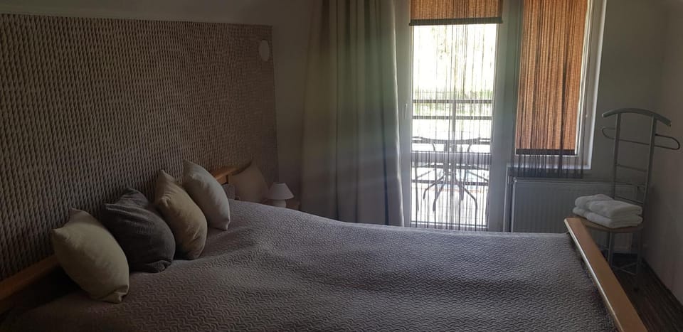 Balcony/Terrace, Bedroom, Garden view