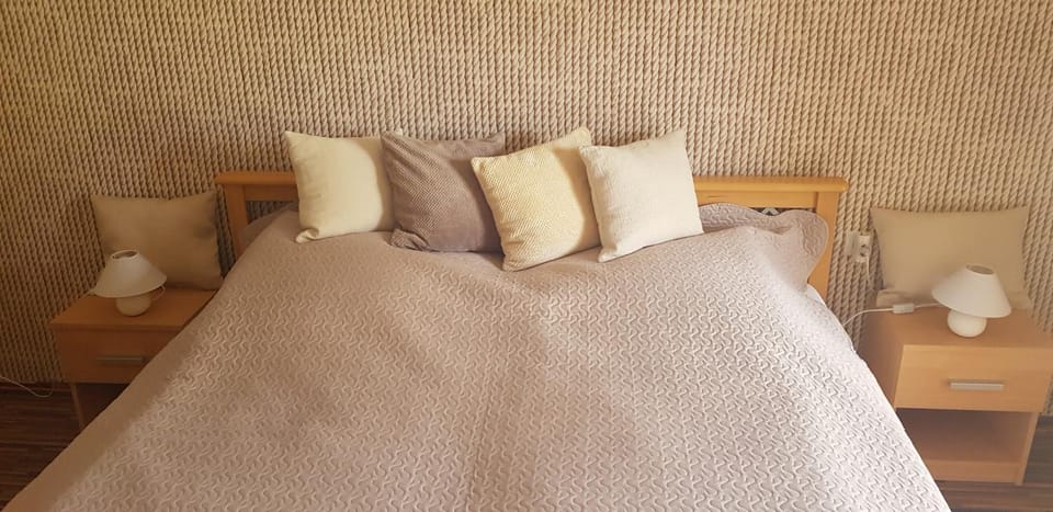 Bed, Bedroom, Garden view