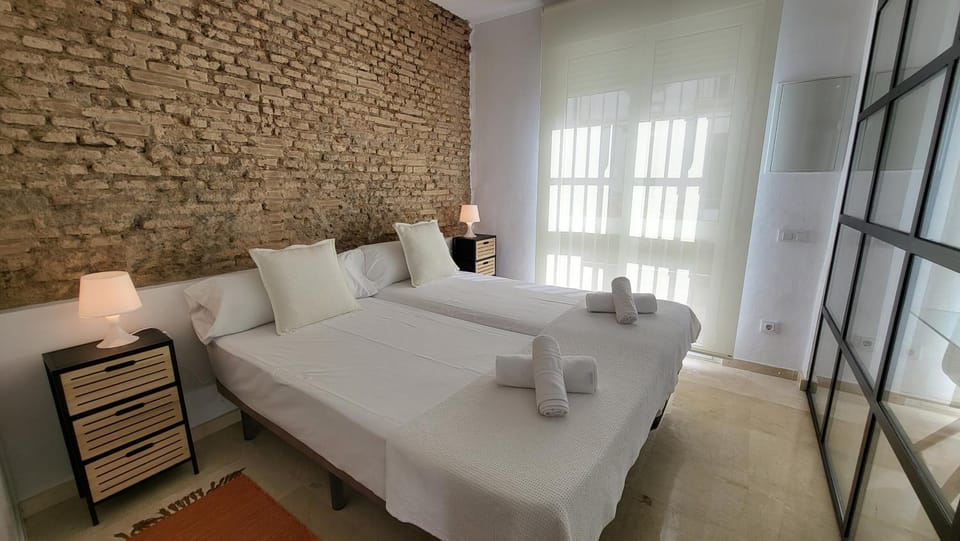 Bed, Bedroom, towels
