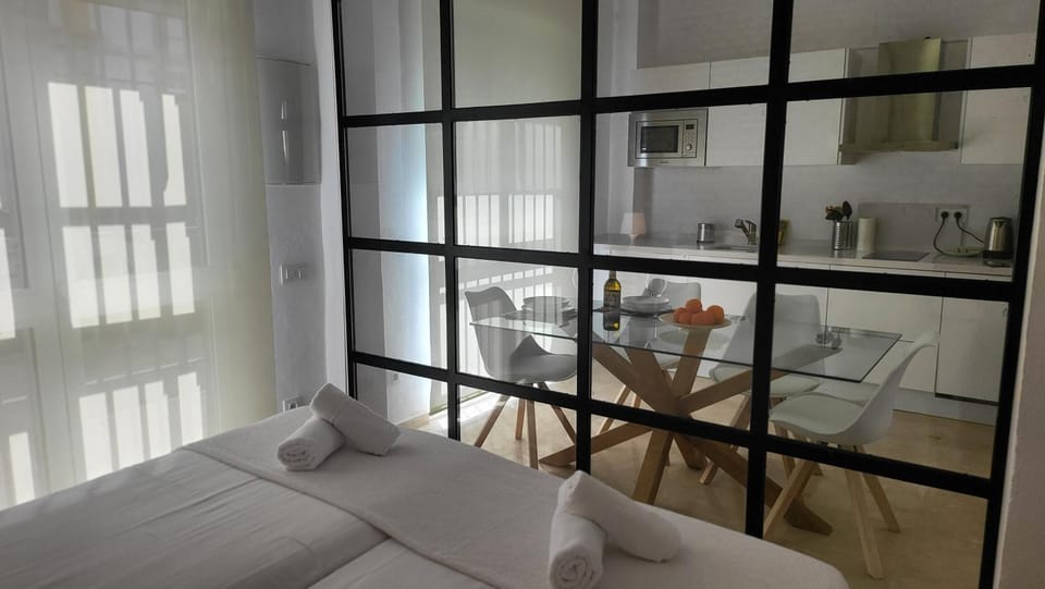Bed, Kitchen or kitchenette, Dining area