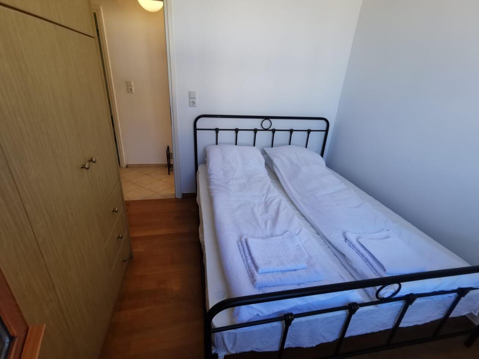 Bed, Bedroom, towels, wardrobe