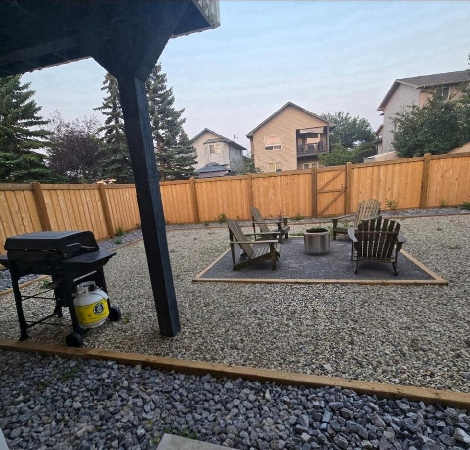 THE BLUE DOOR house with Central AC and garage access Bed and Breakfast in Grande Prairie