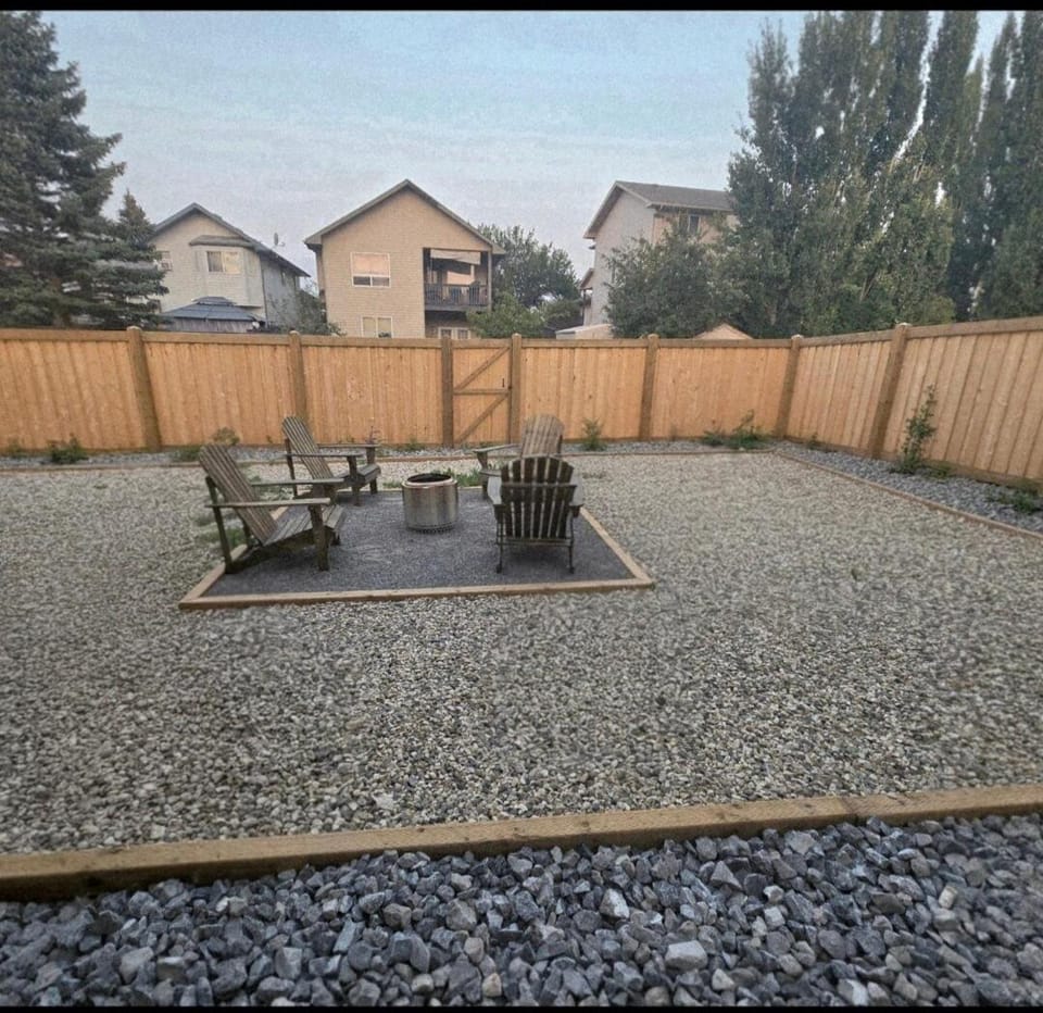 THE BLUE DOOR house with Central AC and garage access Bed and Breakfast in Grande Prairie