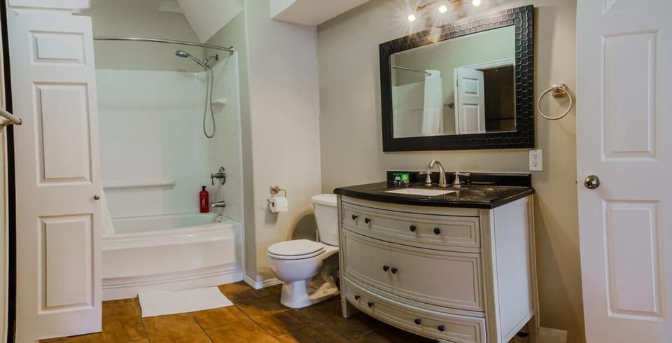 THE BLUE DOOR house with Central AC and garage access Bed and Breakfast in Grande Prairie
