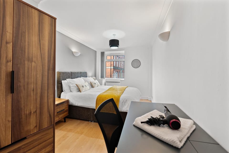 Photo of the whole room, Bedroom