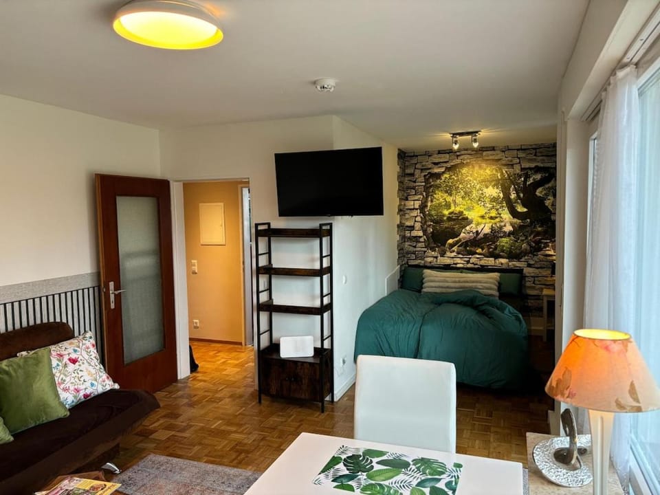 Bed, TV and multimedia, Bedroom