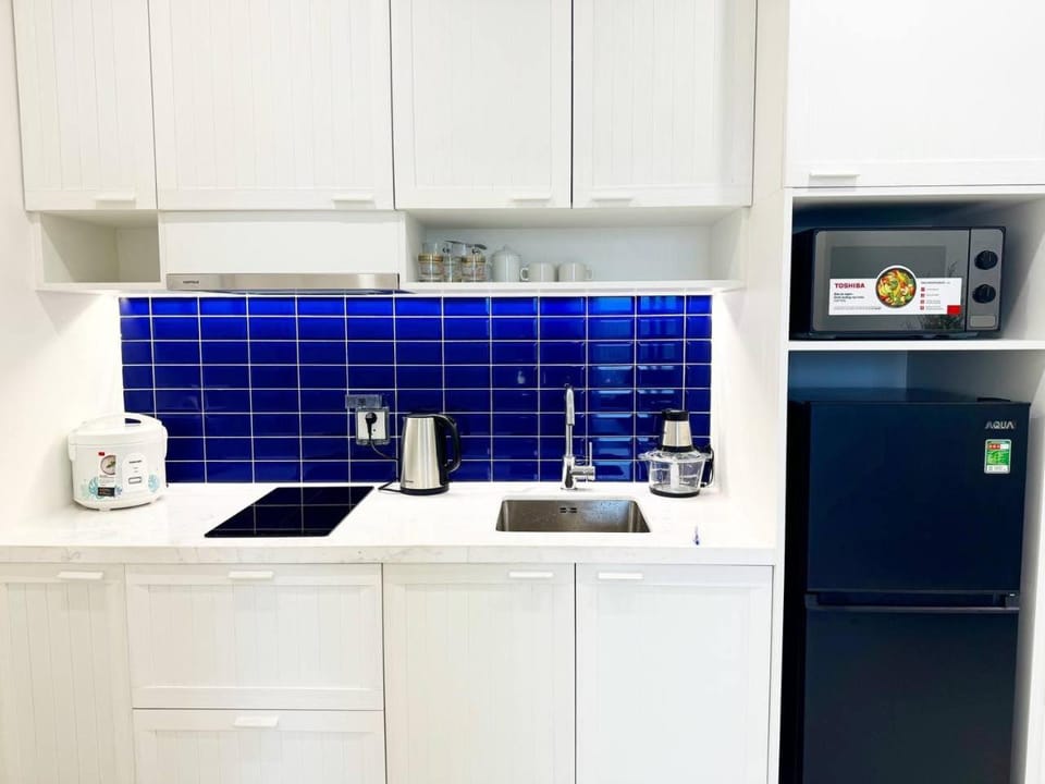 Kitchen or kitchenette, minibar, stove