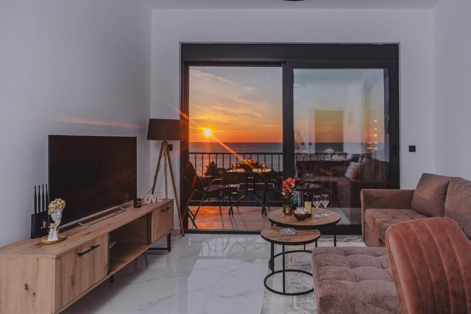 TV and multimedia, View (from property/room), Balcony/Terrace, Seating area, Sea view