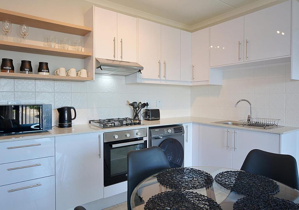 Modern Apartment, 5 mins from beach, Balcony Apartment in Cape Town