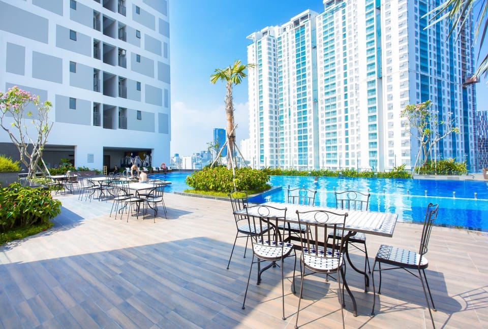 Property building, Day, Pool view, Swimming pool