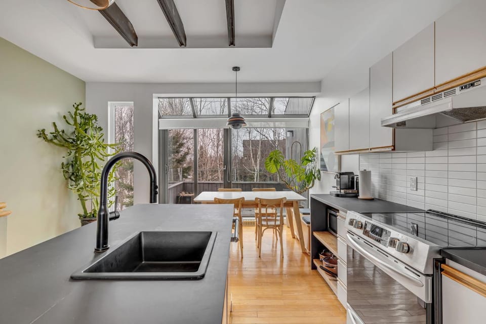 Kitchen or kitchenette, Dining area, dishwasher, stove