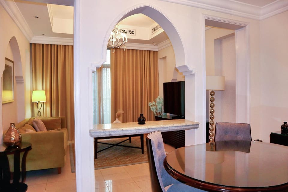 Communal lounge/ TV room, TV and multimedia, Living room, Seating area, Dining area, Evening entertainment, Dinner