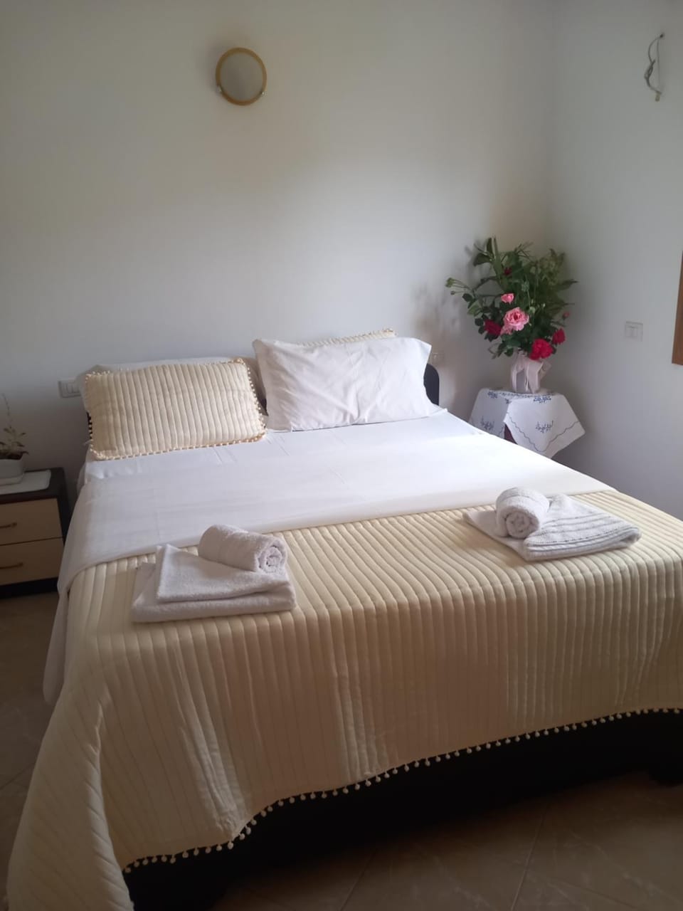 Bed, Photo of the whole room, Bedroom, towels