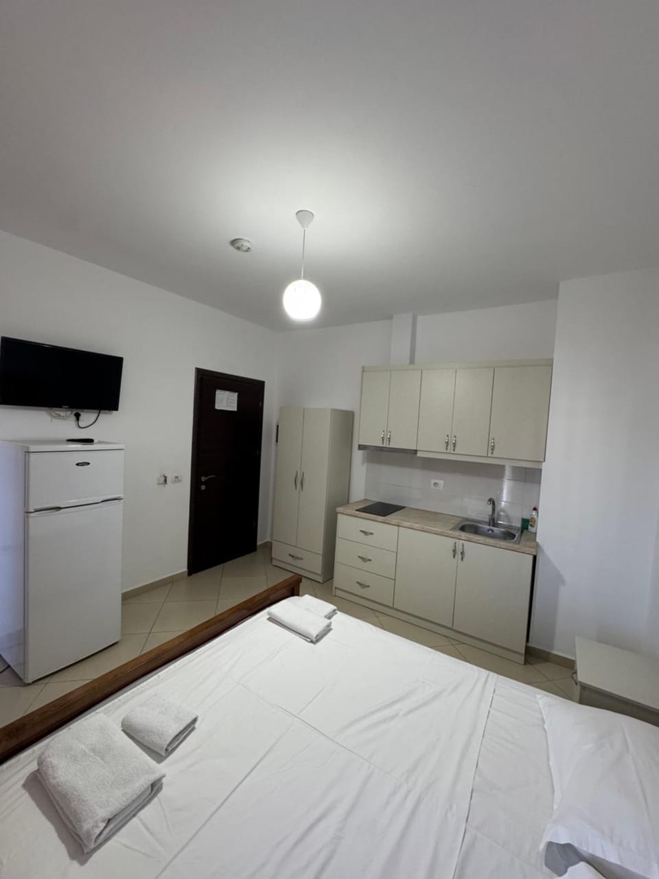 Bed, TV and multimedia, Kitchen or kitchenette, Photo of the whole room, Bedroom, minibar, towels