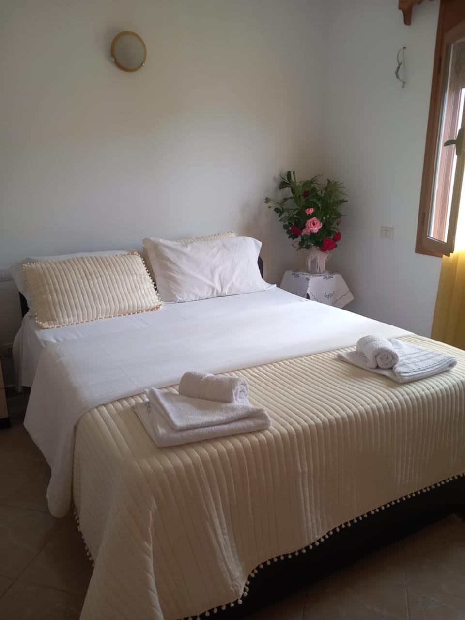 Bed, Photo of the whole room, Bedroom, towels