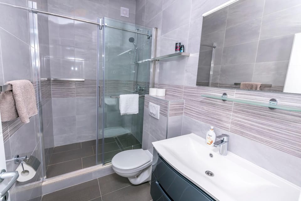 Shower, Toilet, Bathroom, towels