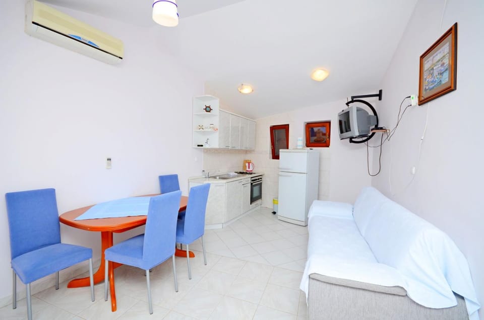 TV and multimedia, Kitchen or kitchenette, Dining area, air conditioner