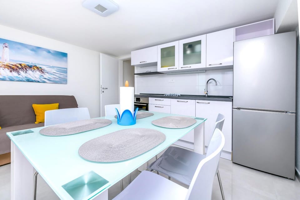 Kitchen or kitchenette, Dining area, stove