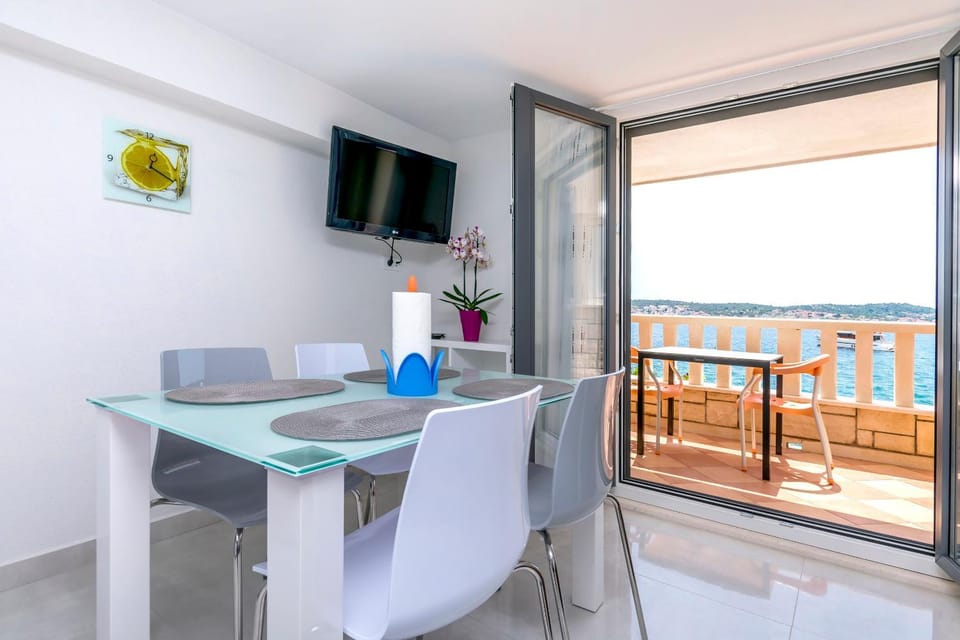 TV and multimedia, View (from property/room), Balcony/Terrace, Seating area, Dining area, Sea view