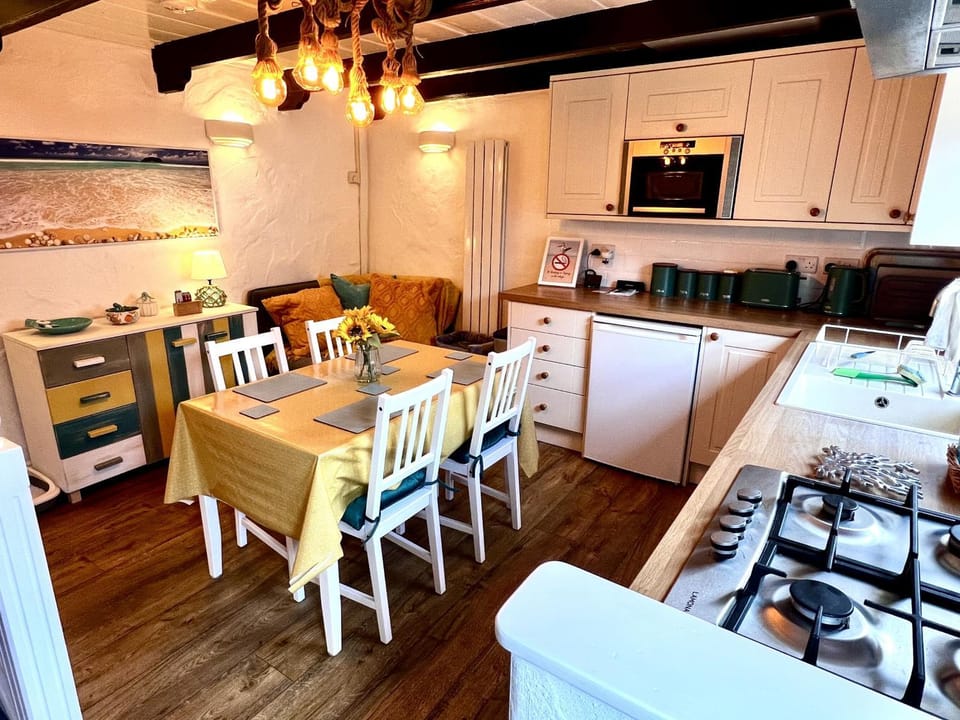 Property building, Kitchen or kitchenette, Dining area, oven, stove