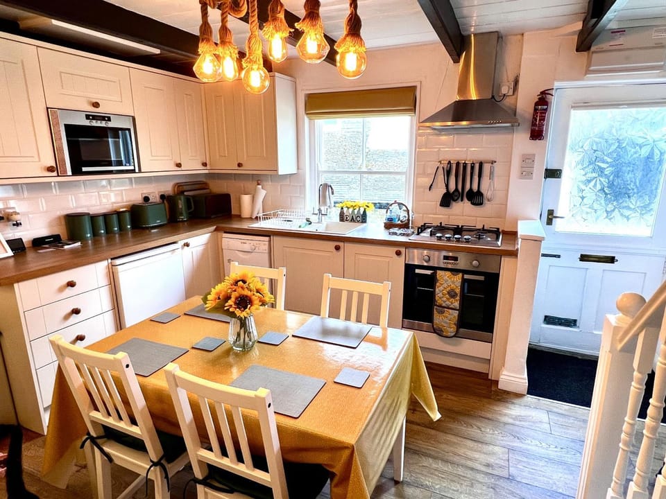 Property building, Kitchen or kitchenette, Dining area, dishwasher, oven, stove, toaster