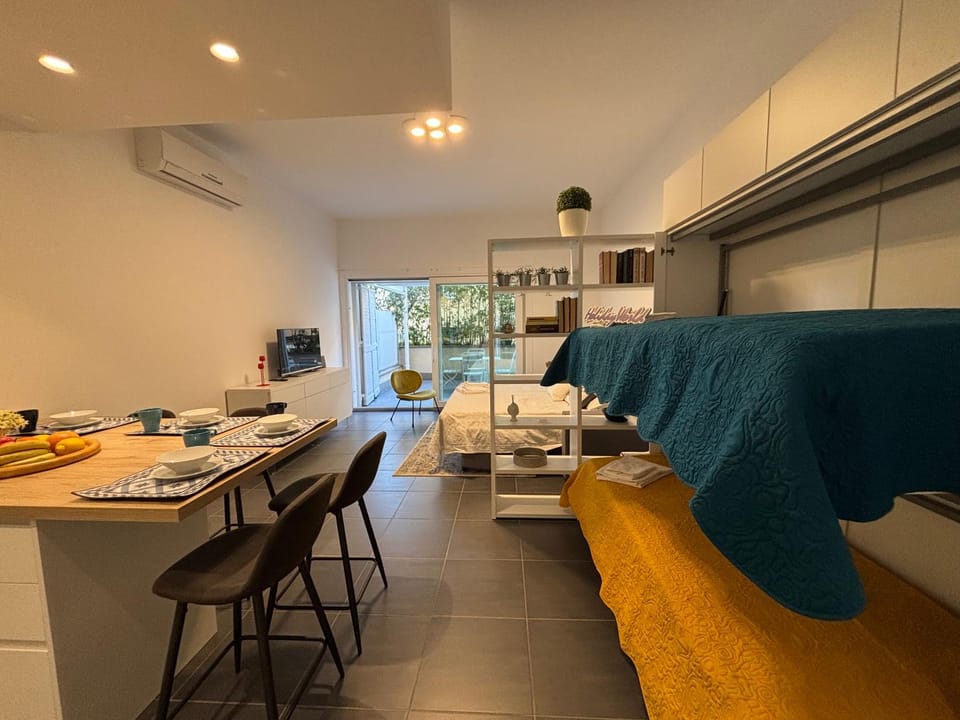 Kitchen or kitchenette, Living room, Seating area, Dining area, air conditioner