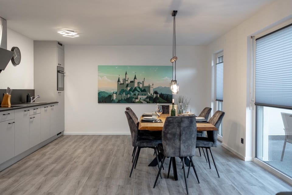 Kitchen or kitchenette, Living room, Seating area, Dining area