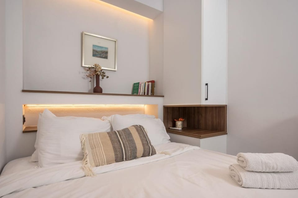 Bed, Bedroom, towels