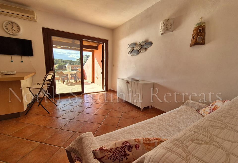TV and multimedia, Living room, Seating area, Dining area, air conditioner